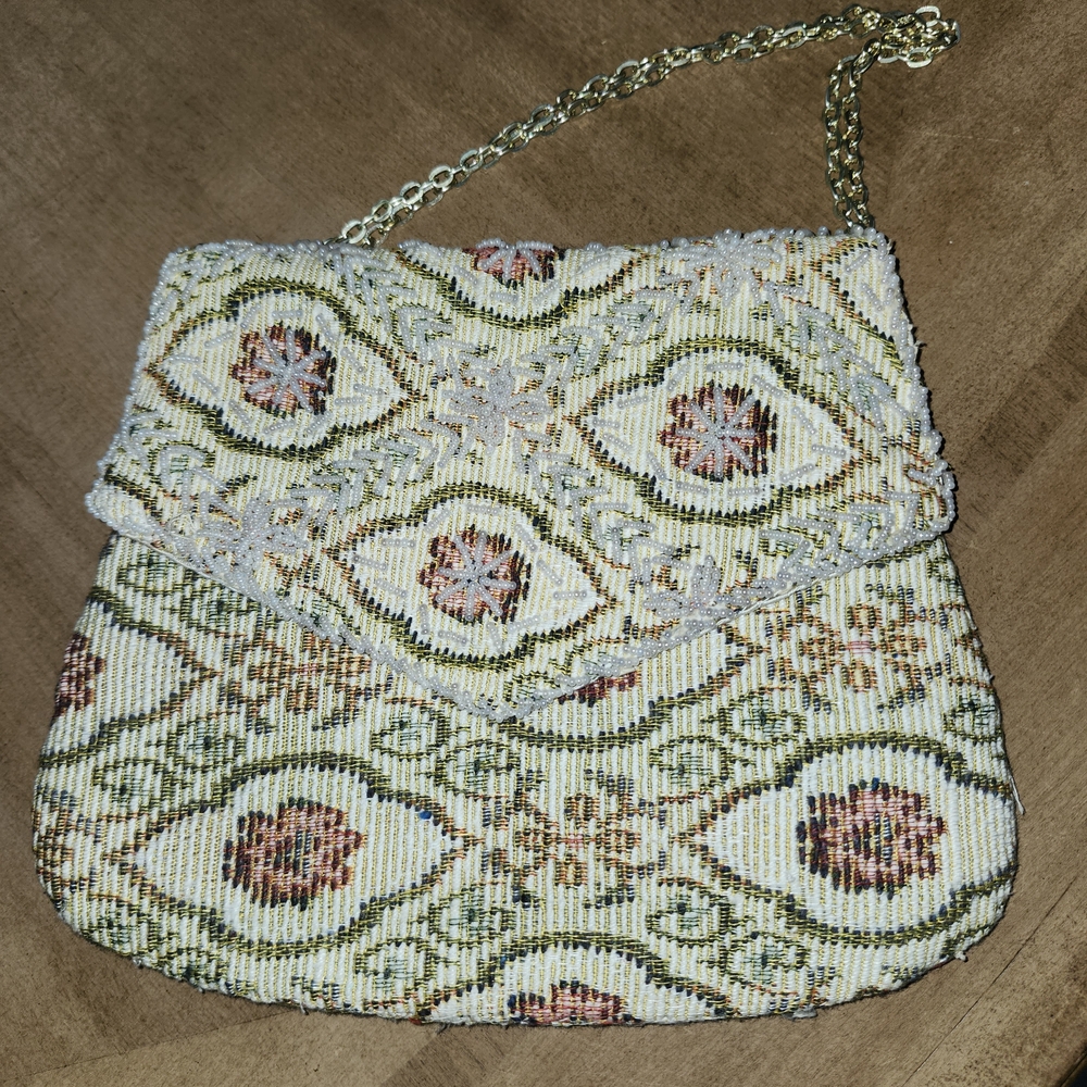 Hand Made Vintage & Elegant Floral Beaded Bag with Gold Chain - Picture 4 of 5